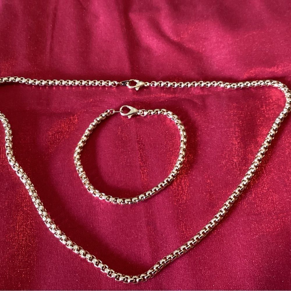 NWOT. Goldtone 4 mm Width Round Box Style Necklace and Bracelet Set